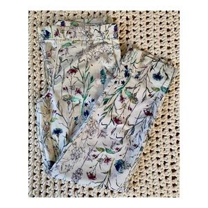 Adorable floral cropped slacks- super stretchy!
